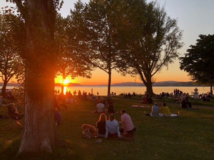 Romantische Sonnenuntergänge bei lauschigen Musikklängen - direkt am See genießen